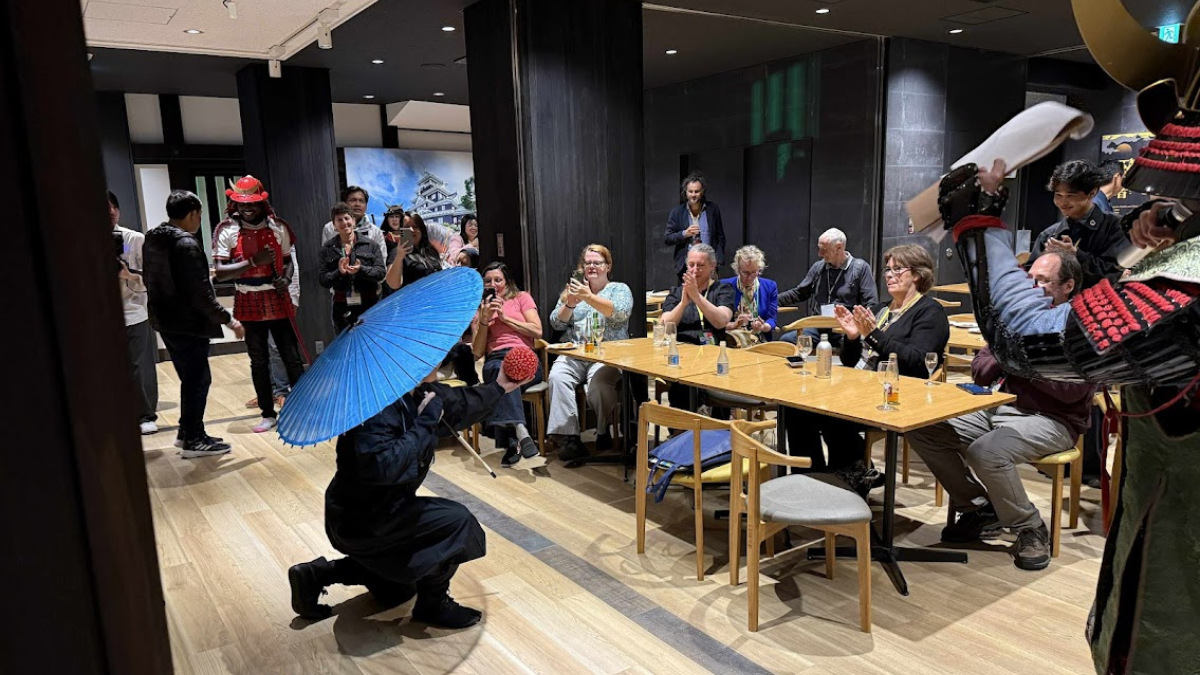 岡山城天守閣で外国人向け英語での忍者ショー